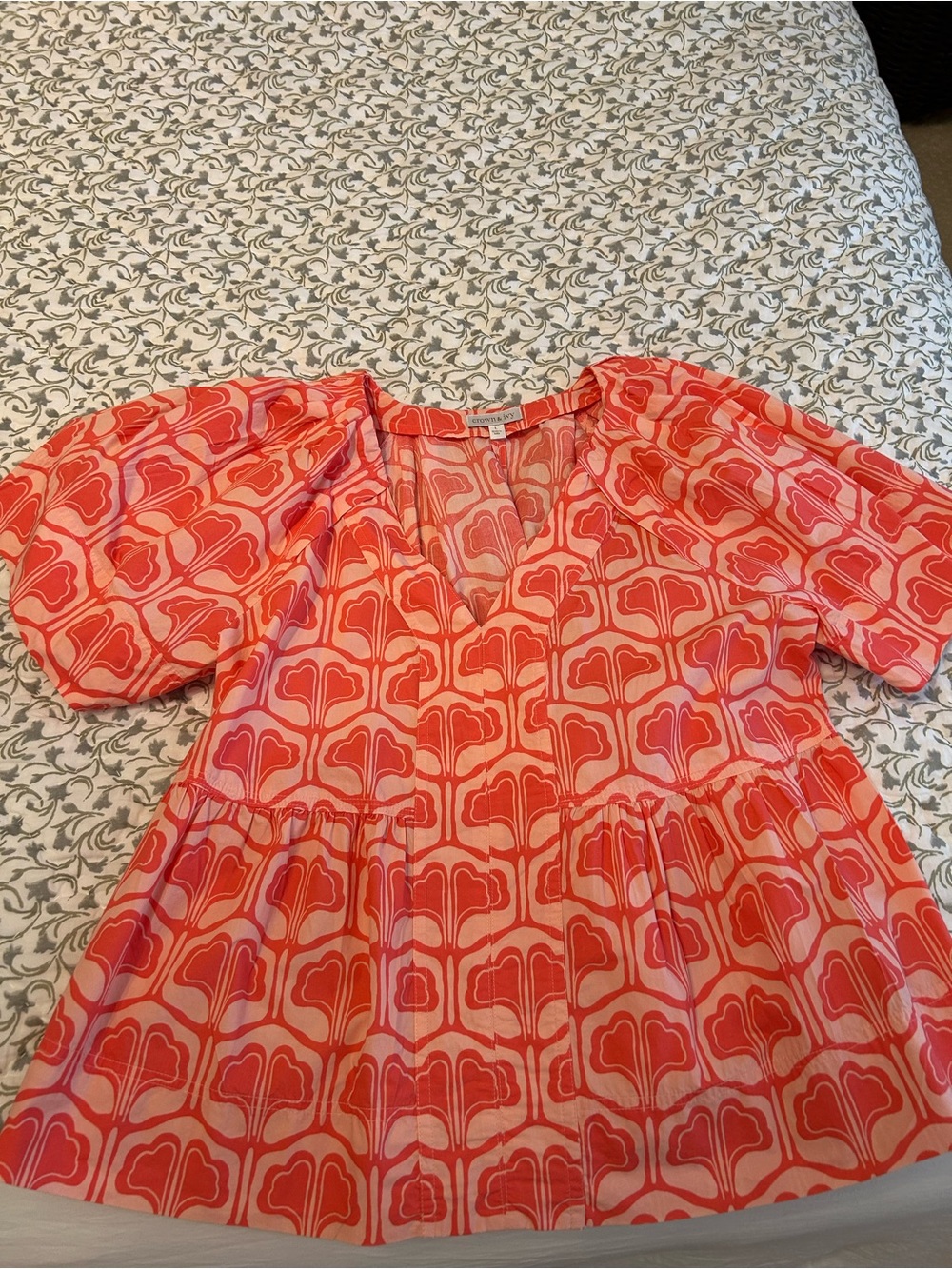 Crown & Ivy Coral and Peach Geometric V-Neck Puff Sleeve Tunic